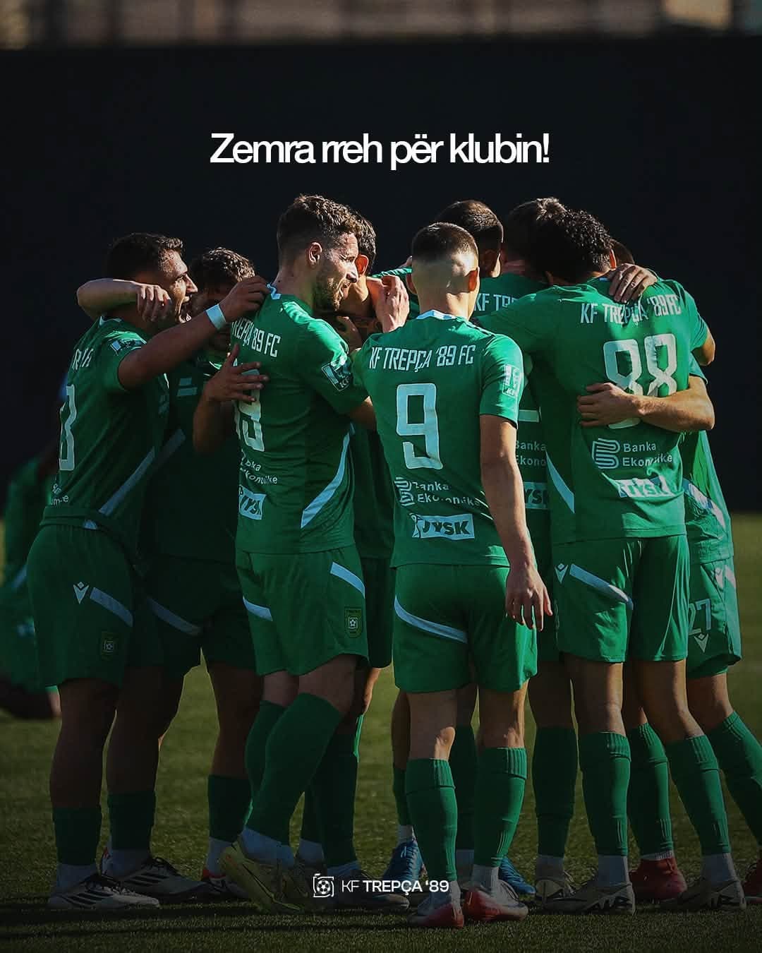 Lojtarët e KF Trepça ’89 me fanellat e gjelbra, të bashkuar në fushë