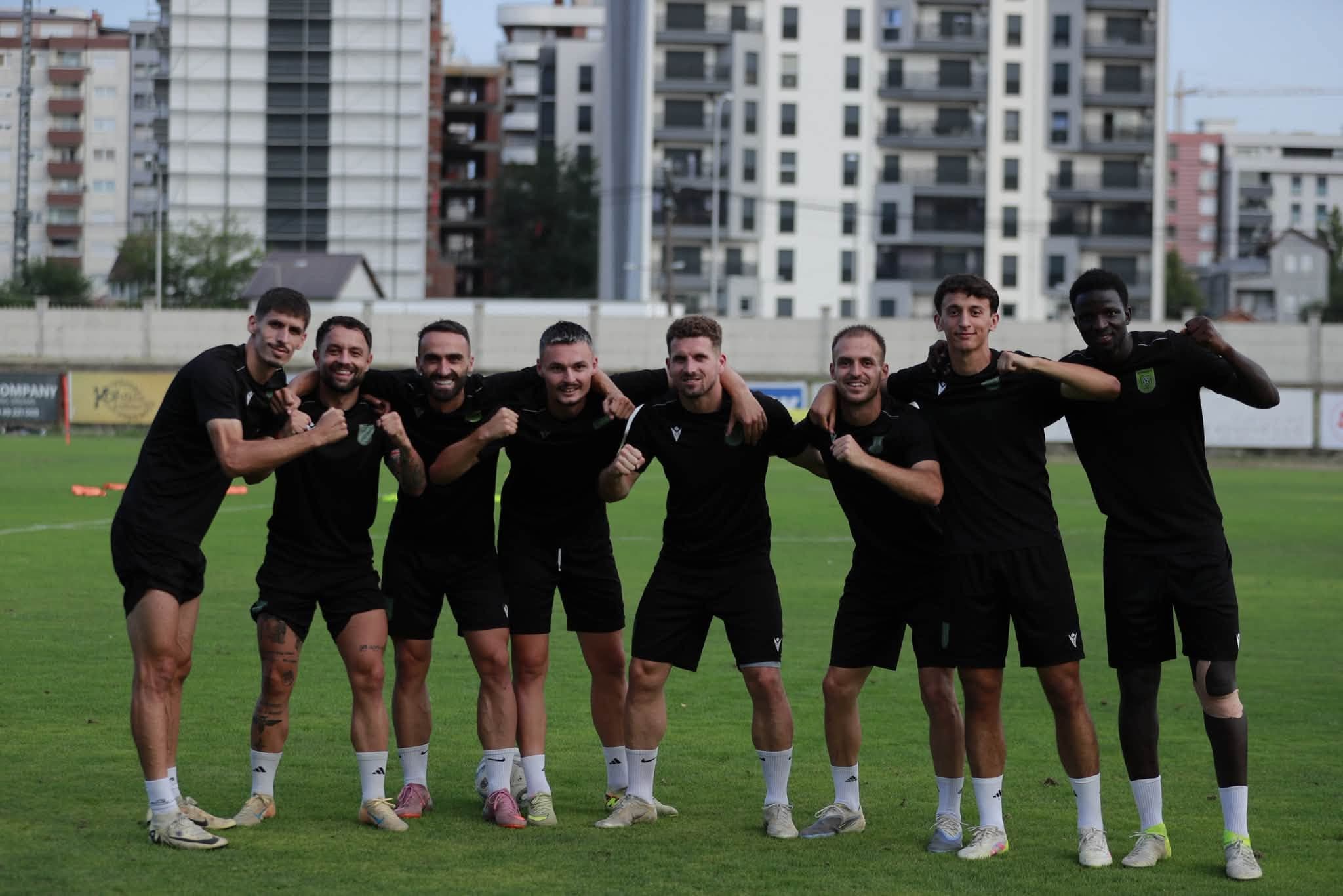 Lojtarët e KF Trepça ’89 në fushë gjatë stërvitjes