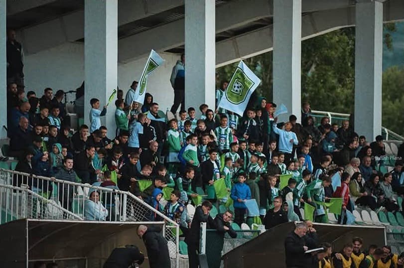 Tifozët e KF Trepça ’89 me flamuj në tribunën e stadiumit “Riza Lushta”